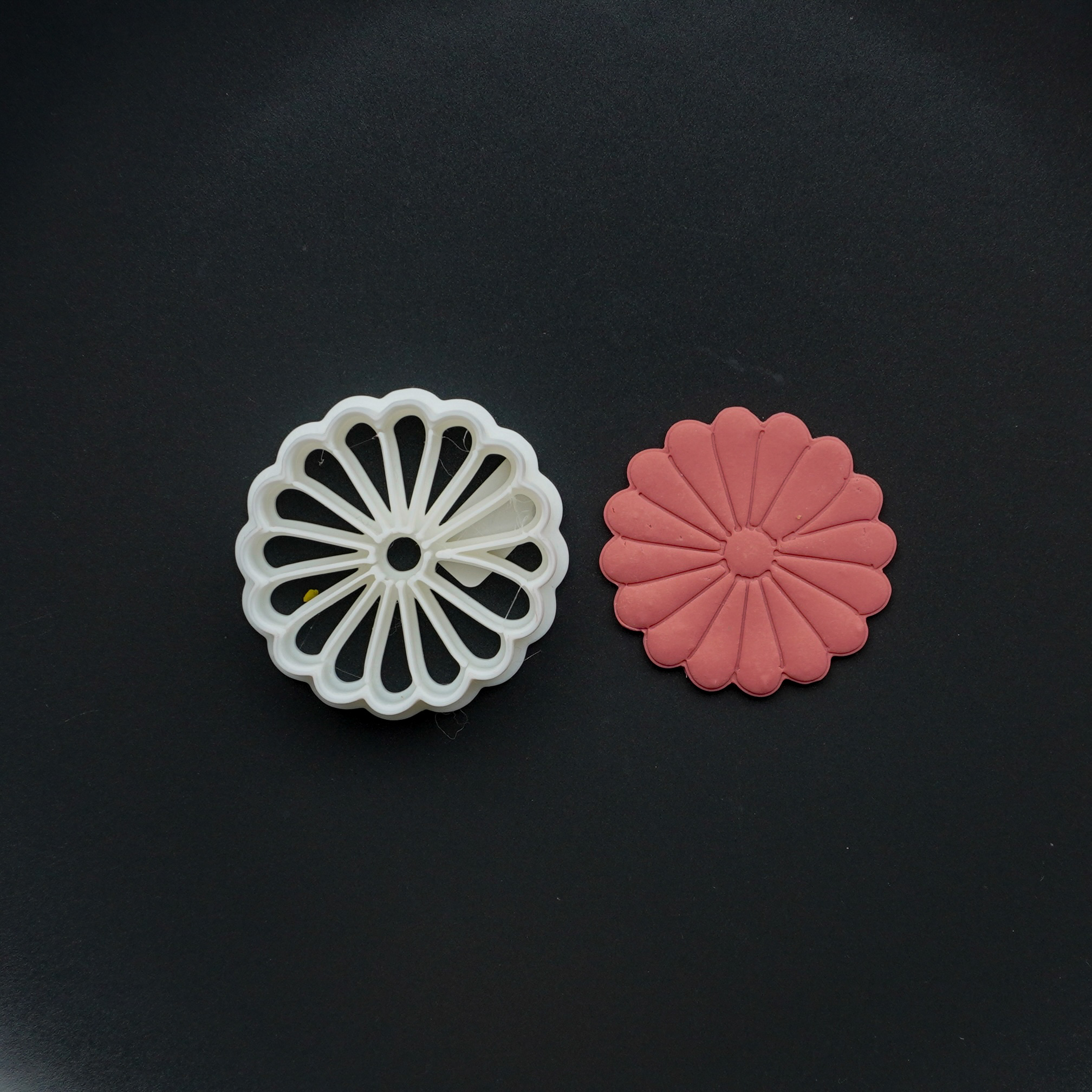 Clay Cutter #13 16 Petal Flower